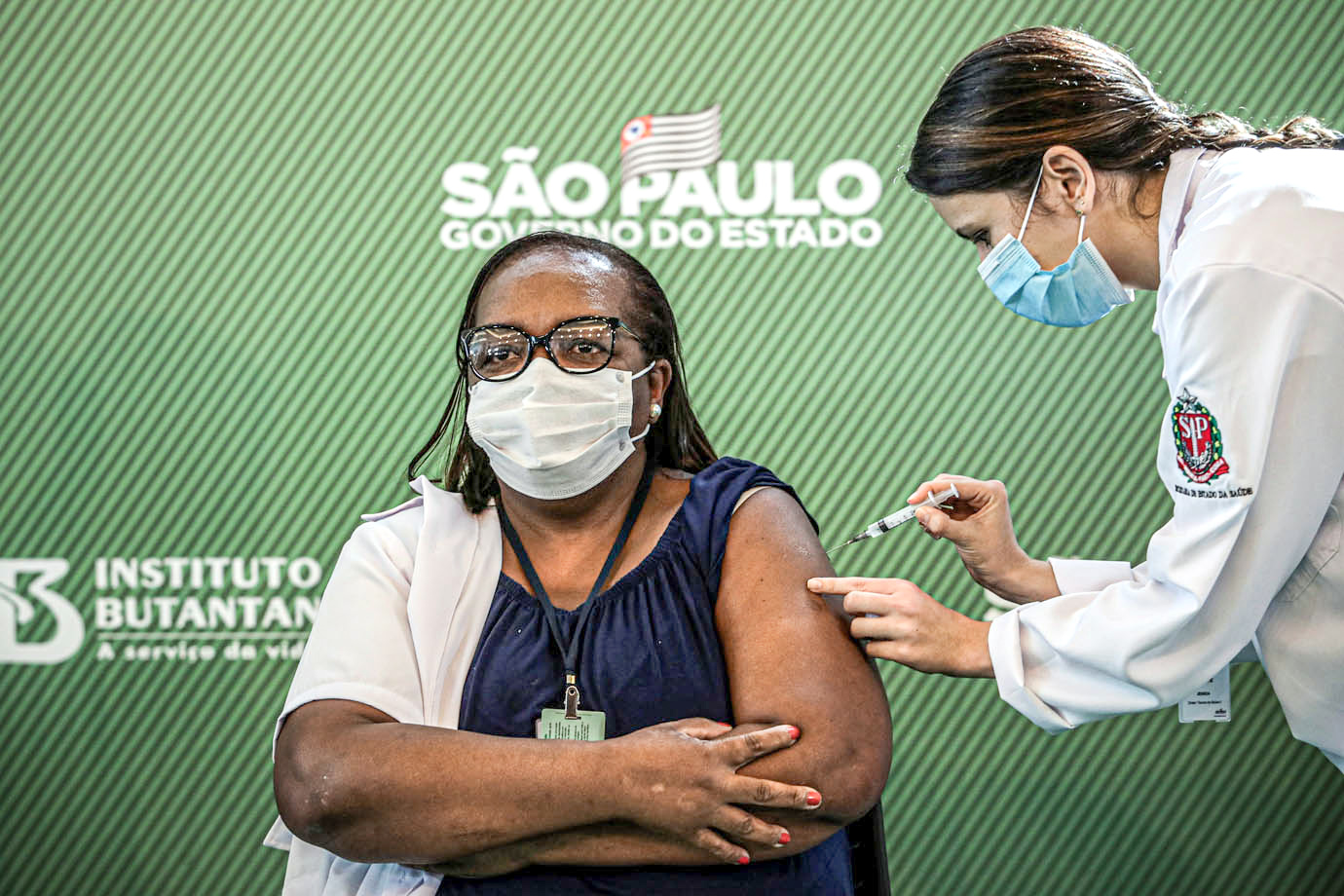 Mulher, negra e enfermeira é a primeira a ser vacinada no Brasil (São Paulo)